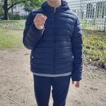 Uczeń trzymający żołądź w ręku.
