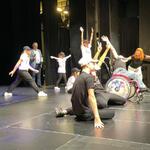 Uczniowie z naszej szkoły wraz z nauczycielkami w trakcie występu na scenie Białostockiego Teatru Lalek  podczas przeglądu