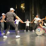 Uczniowie z naszej szkoły wraz z nauczycielkami w trakcie występu na scenie Białostockiego Teatru Lalek  podczas przeglądu