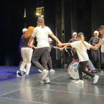 Uczniowie z naszej szkoły wraz z nauczycielkami w trakcie występu na scenie Białostockiego Teatru Lalek  podczas przeglądu