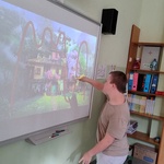 Uczeń rozwiązuje ćwiczenie na tablicy multimedialnej