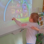 Uczeń rozwiązuje ćwiczenie  na tablicy multimedialnej