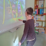 Uczeń rozwiązuje ćwiczenie na tablicy multimedialnej
