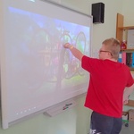 Uczeń rozwiązuje ćwiczenie na tablicy multimedialnej