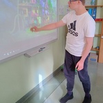 Uczeń rozwiązuje ćwiczenie na tablicy multimedialnej