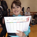 Uczennica z grafikiem mycia zębów