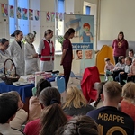 Społeczność szkolna w trakcie spotkania edukacyjnego