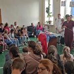 Społeczność szkolna w trakcie spotkania edukacyjnego