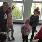 Jubilatka przyjmuje życzenia od nauczyciela i grupy uczniów