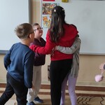 Uczniowie z młodszej klasy składają życzenia Lili