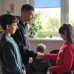 Uczeń składa życzenia urodzinowe koleżance