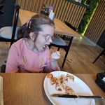 Uczennica je pizzę