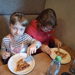 Uczennice jedzą pizzę