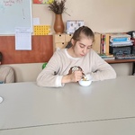 Uczniowie jedzą frytki