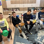 Uczniowie siedzą na krzesłach.