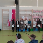 Pani dyrektor wręcza nagrody administracyjnym pracownikom szkoły