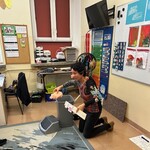 Nauczyciel pokazuje świnkę