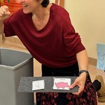 Nauczyciel ma tabliczkę z symbolami świnki