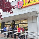 Grupa uczniów przed sklepem Biedronka