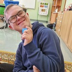 Uczeń trzyma klocek w ręku