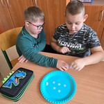 Uczniowie podczas wykonywania pracy plastycznej