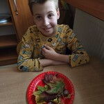 Uczeń podczas wykonywania pracy plastycznej