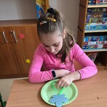 Uczennica podczas wykonywania pracy plastycznej