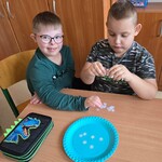 Uczniowie podczas wykonywania pracy plastycznej