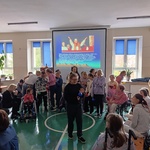 Uczniowie biorcy udział w apelu