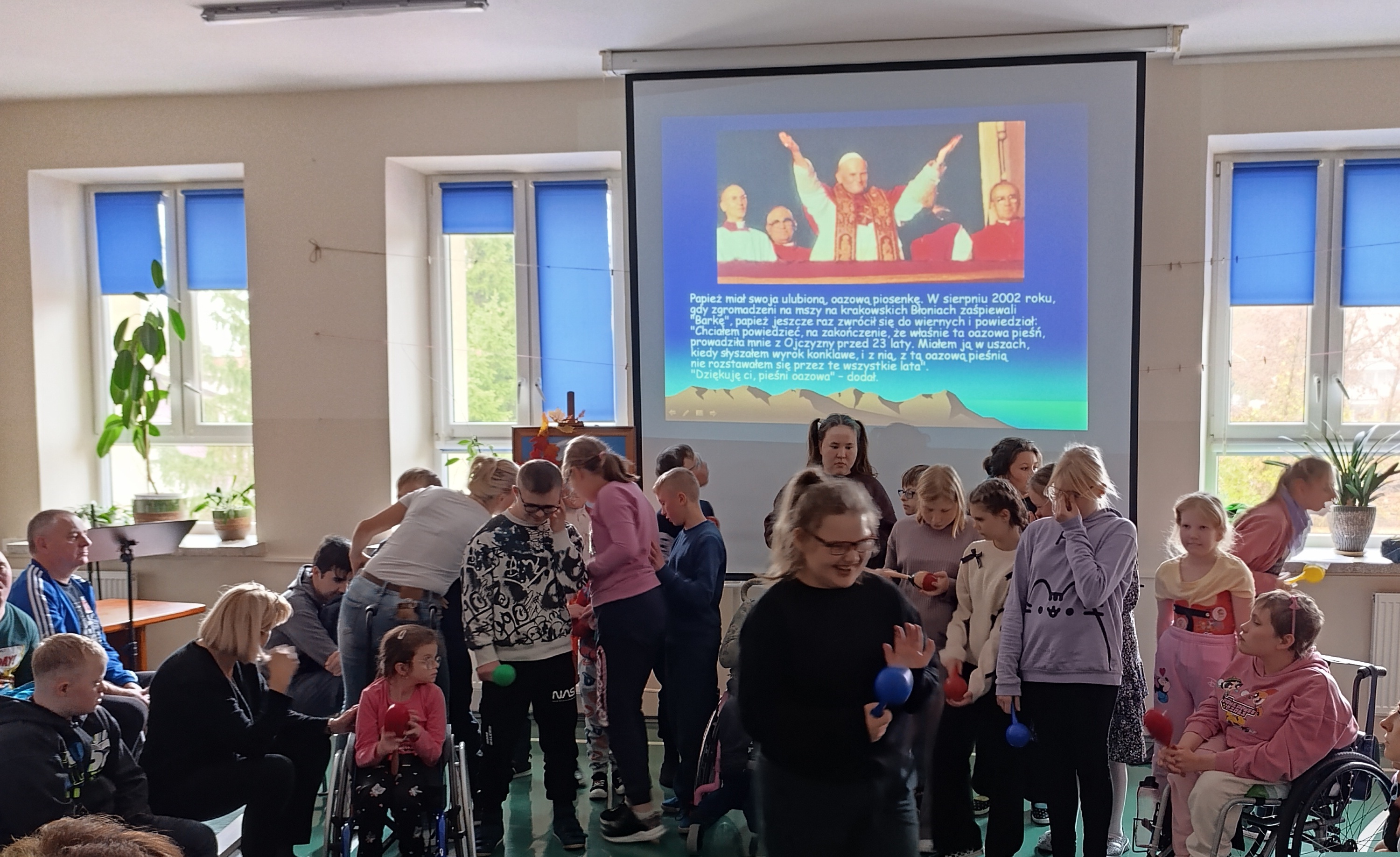 Uczniowie biorcy udział w apelu