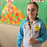 Uczennica z ludzikiem wykonanym z warzywa