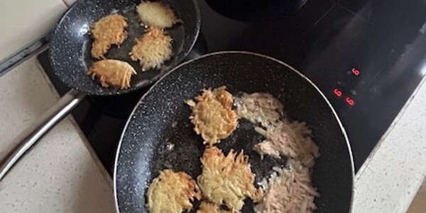 Placki ziemniaczane smażą się na trzech patelniach