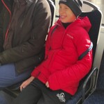 Uczniowie siedzą na siedzeniach w autobusie