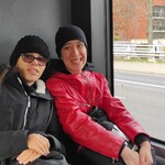 Dwie uczennice siedzą na siedzeniach w autobusie