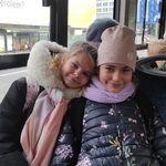 Dwie uczennice siedzą na siedzeniach w autobusie