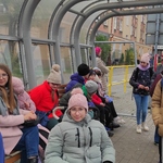 Uczniowie na przystanku autobusowym