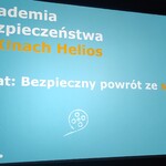 Plakat informacyjny wyświetlany na ekranie podczas spotkana z policjantką