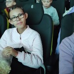 Uczennice siedzą w kinie