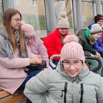 Uczniowie na przystanku autobusowym