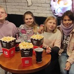 Cztery uczennice w poczekalni kinowej przed seansem filmowym
