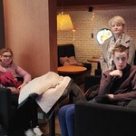 Nauczycielka i uczniowie oczekują na seans filmowy