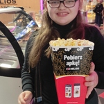 Uczennica z pudełkiem popcornu