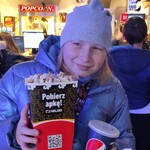 Uczennica z pudłem popcornu i napojem
