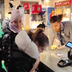 Uczennice kupują popcorn w sklepie kinowym