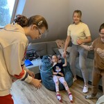 Uczennice i mama Oli w pokoju