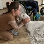 Uczennica bawi się z psem