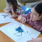Uczennice podczas wykonywania pracy
