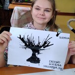 Uczennica prezentuje swoją pracę