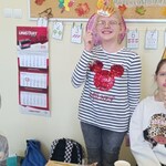 Jubilatka i jej koleżanki z zabawnymi gadżetami urodzinowymi