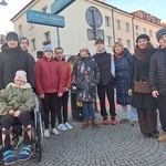 Uczniowie wraz z nauczycielkami stoją na ulicy Ireny Białówny